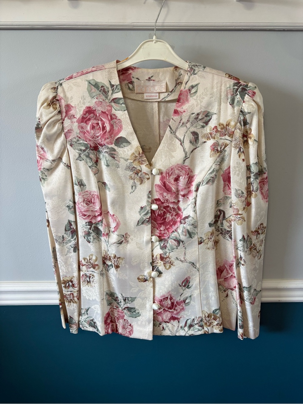 Vintage 80s Floral V-Neck Button Front Women’s Top in Cream and Pink